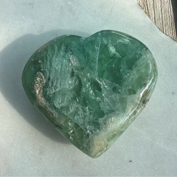 Genuine 574.00 Cts Green Fluorite Heart - Picture 7 of 16